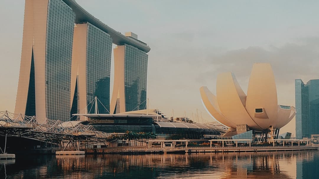 Between Departure: Singapore Stopover Experience