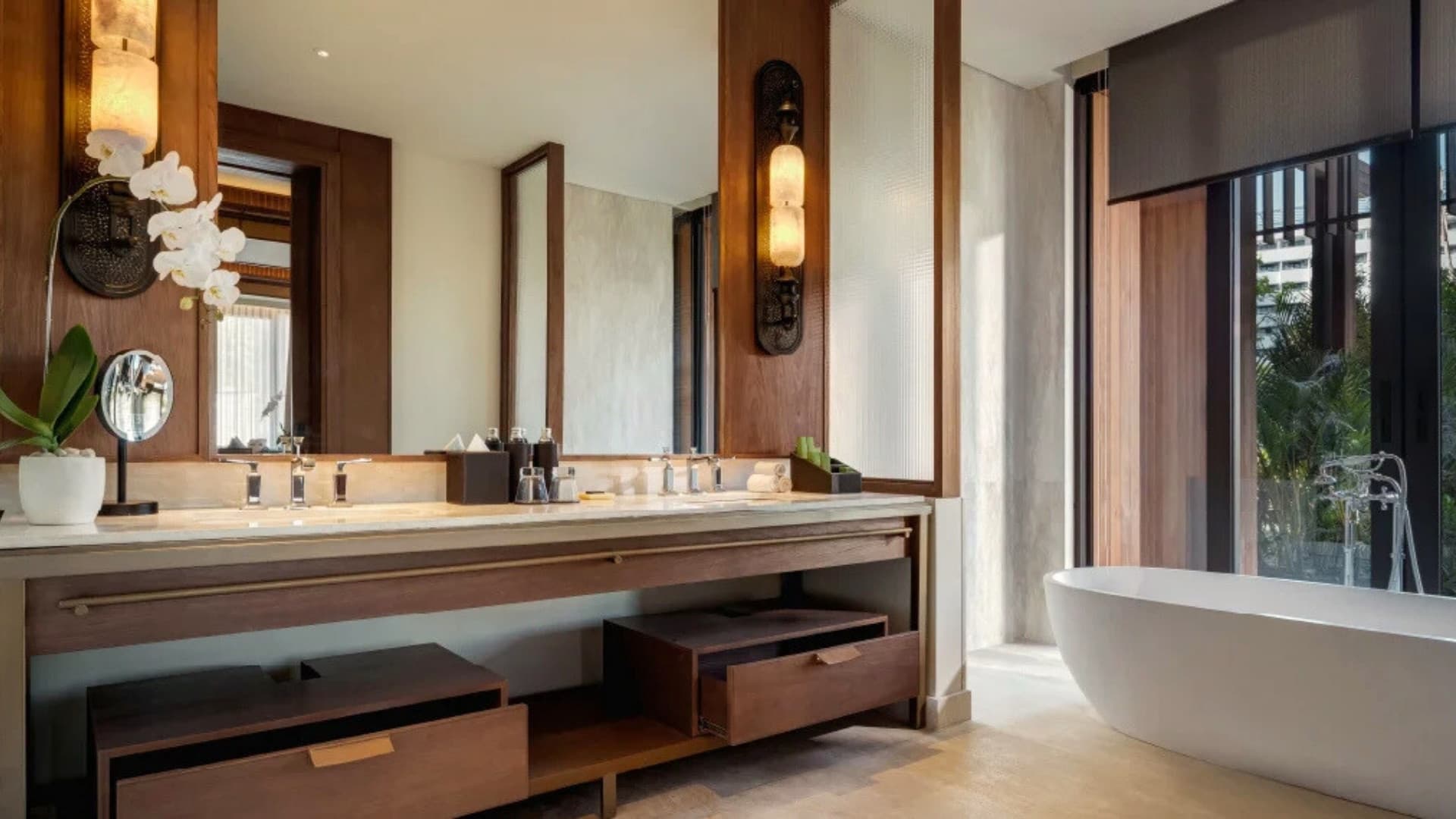 sanur beach accommodation: The Meru Bathroom sanur beach accommodation: The Meru Bathroom